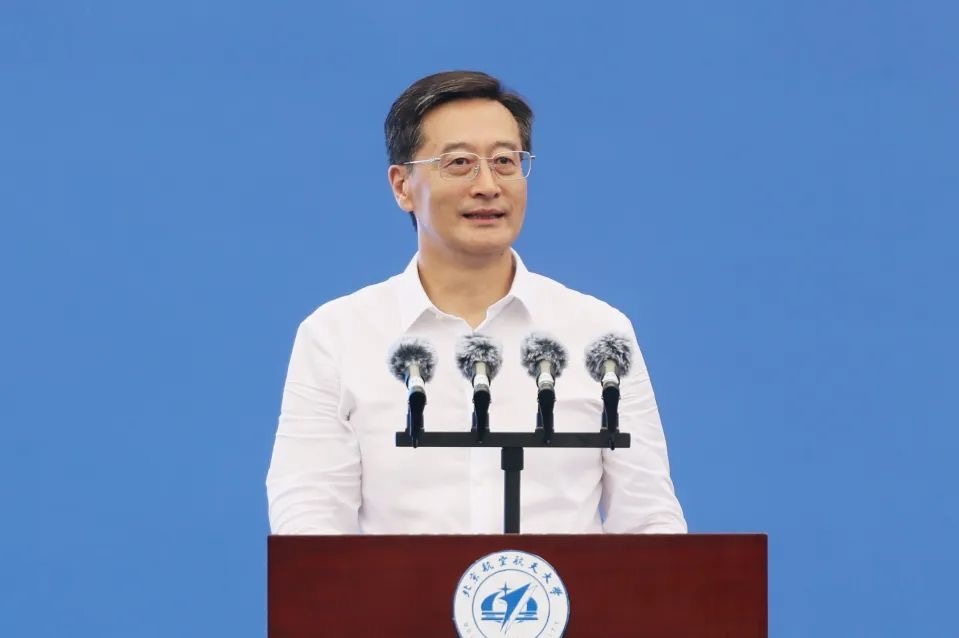 中國工程院院士、北京航空航天大學(xué)校長王云鵬在2024級新生開學(xué)典禮上講話。校方供圖