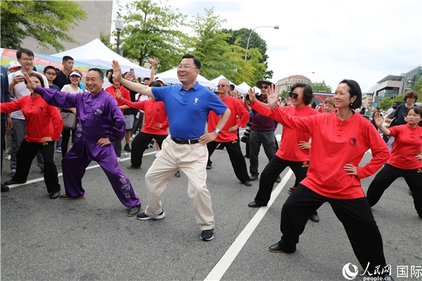 6、在活動現(xiàn)場，謝鋒大使與華僑華人一起打太極拳。 人民網(wǎng)記者 李志偉攝
