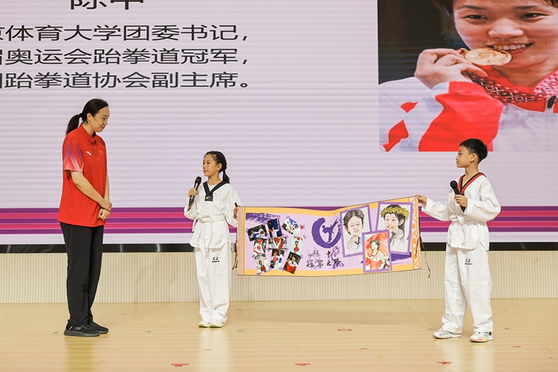 兩位學生小記者對話陳中老師。學校供圖