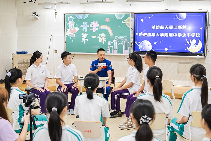 “英雄航天員”江新林給學生們帶來“開學第一講”。學校供圖