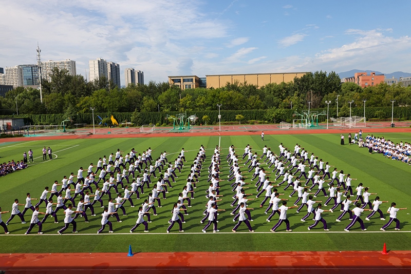高一學生在開學典禮中表演軍體拳。學校供圖