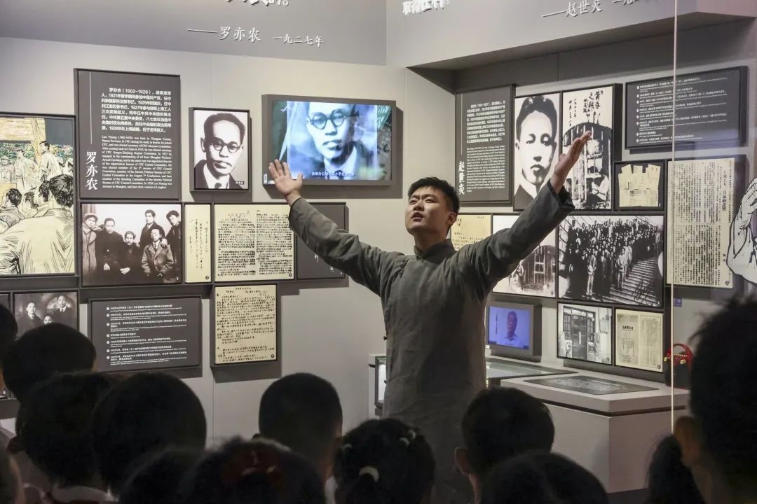 勞模身穿長袍再現(xiàn)烈士事跡。徐匯區(qū)總工會供圖