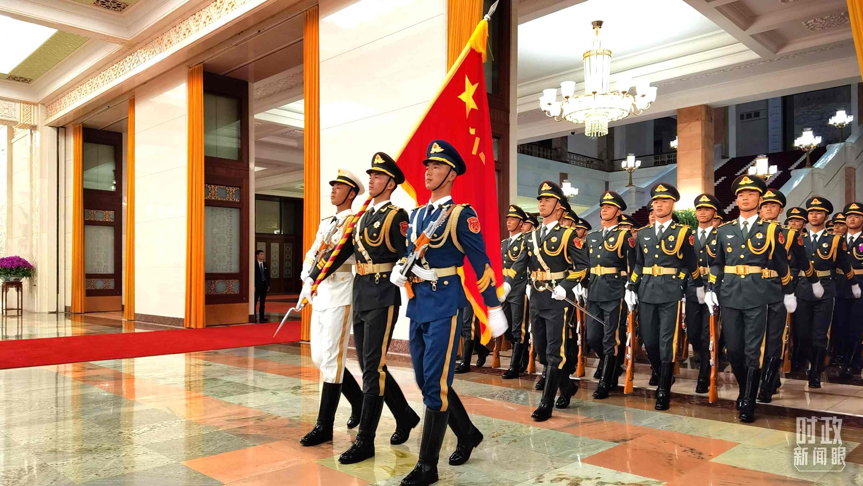 △9月2日，習(xí)主席在人民大會堂北大廳為拉馬福薩總統(tǒng)舉行歡迎儀式。（總臺央視記者郭鴻拍攝）