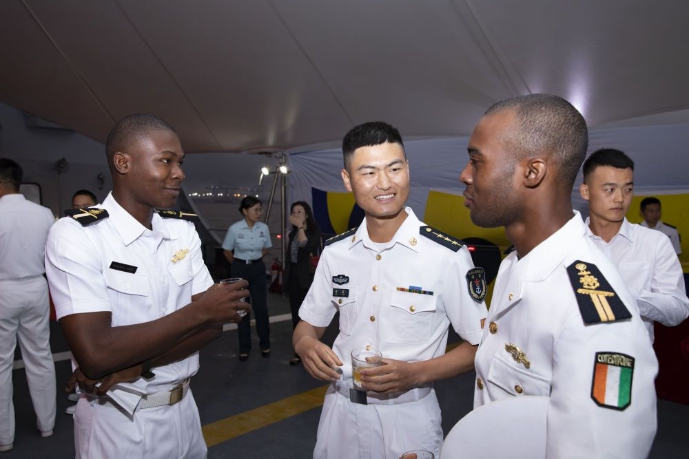 2023年6月25日，中國和科特迪瓦雙方官兵在南寧艦舉辦的甲板招待會上交流。中國海軍第43批護(hù)航編隊22日抵達(dá)科特迪瓦經(jīng)濟(jì)首都阿比讓，開始對科特迪瓦為期4天的友好訪問。