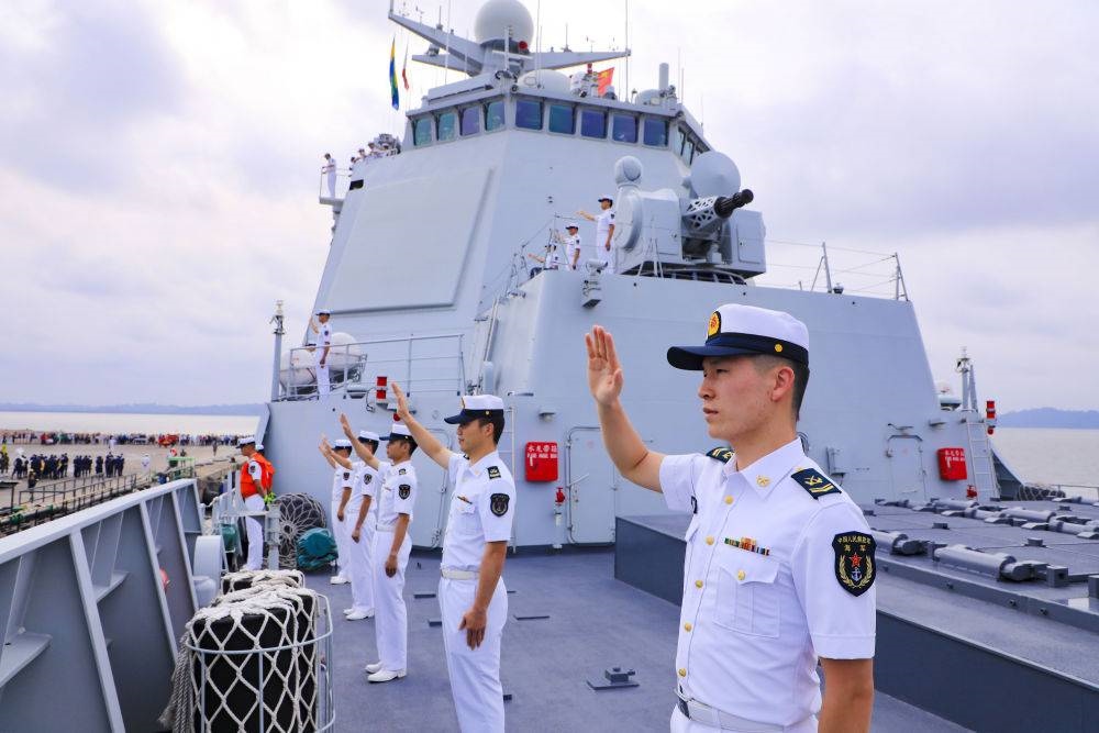 2023年7月8日，中國海軍第43批護(hù)航編隊官兵向加蓬利伯維爾奧文多港碼頭的歡迎人群揮手致意。中國海軍第43批護(hù)航編隊抵達(dá)加蓬利伯維爾，開始對加蓬進(jìn)行為期4天的友好訪問。