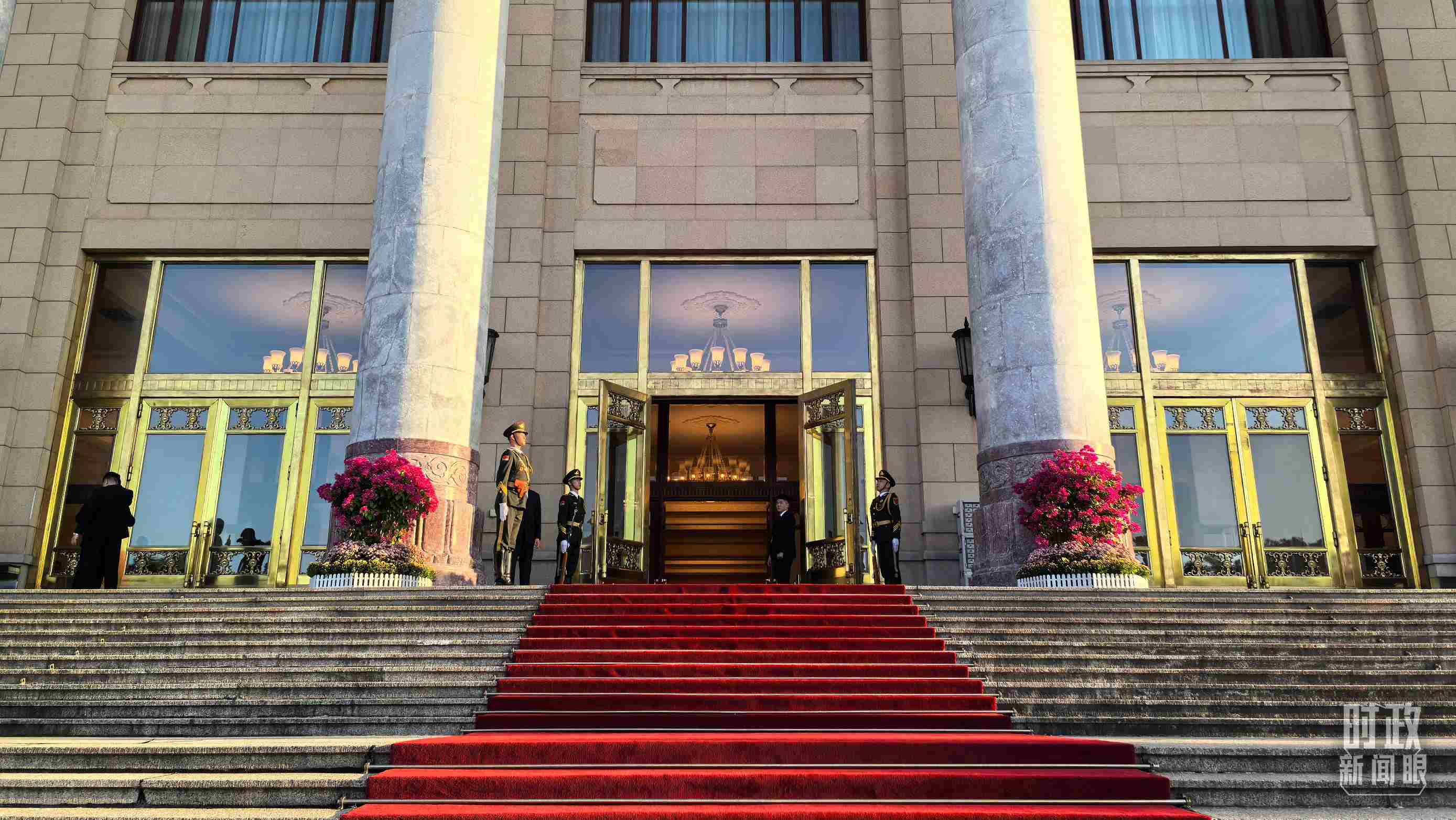 △人民大會堂外，禮兵列隊迎接貴賓。（總臺央視記者陸泓宇拍攝）