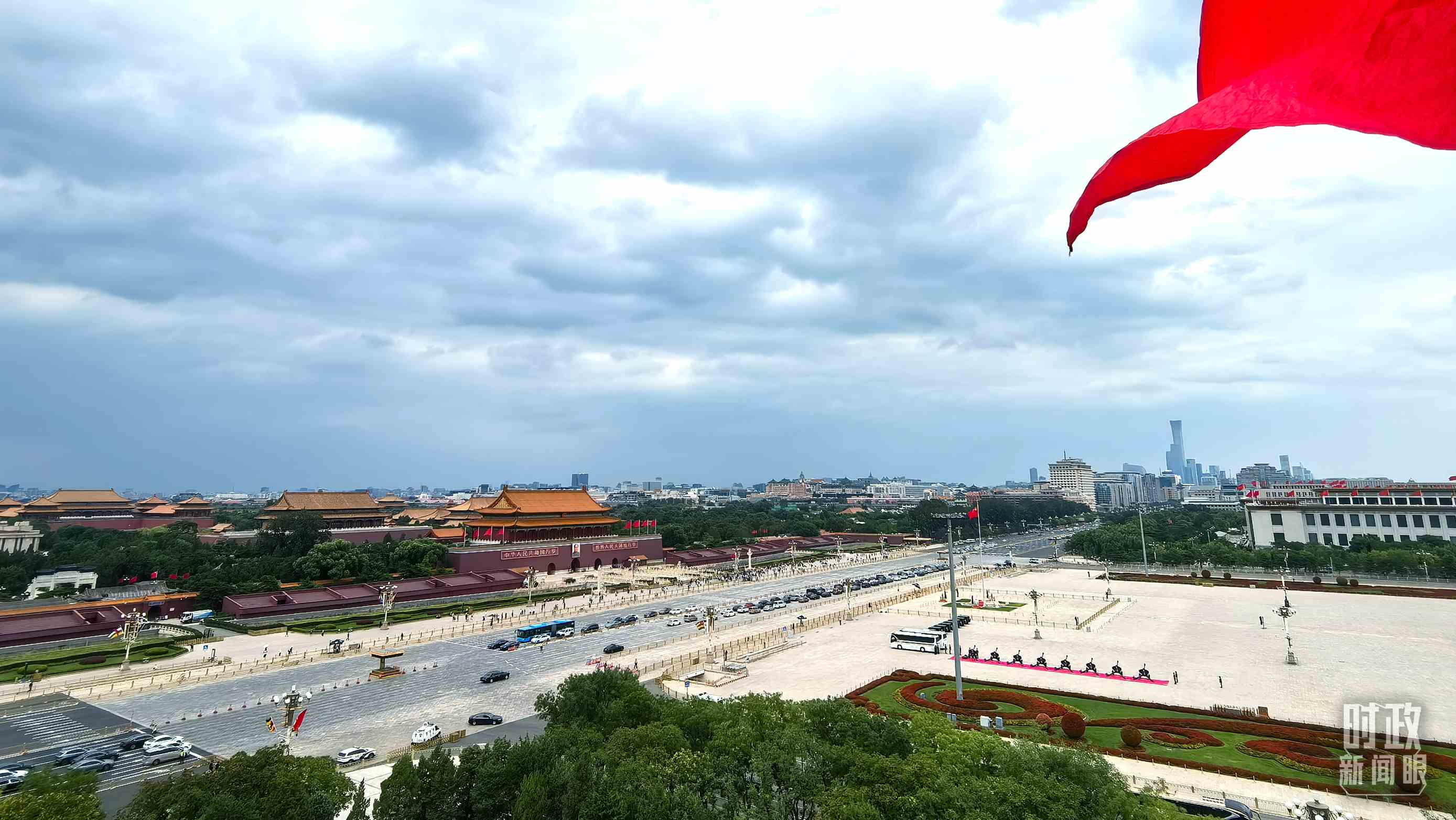 △北京長(zhǎng)安街兩側(cè)懸掛中非合作論壇成員旗幟。（總臺(tái)央視記者張垚拍攝）