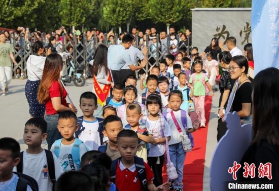 9月1日起，河北省衡水市各中小學陸續(xù)開學。9月4日，2024級小學一年級新生集中入學，為迎接新同學，各學校開展了豐富多彩的活動。 據(jù)衡水市教育局介紹，今年衡水市746所中小學共迎來75.1萬名新生。其中，全市550所小學迎來新生34.46萬名。圖為衡水市第十二中學小學部的一年級新生走紅毯。陳康 攝