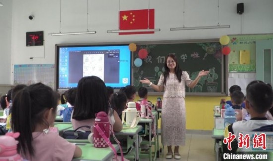 圖為衡水市新苑小學，老師正在給學生講開學第一課的內(nèi)容。王天祥 攝