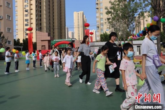 圖為衡水市新苑小學，小學一年級新生佩戴“夢想徽章”后，步入校園 。王天祥 攝