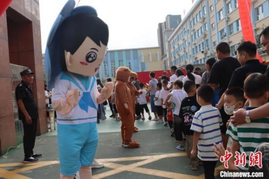 圖為衡水市新苑小學，老師穿上玩偶服裝歡迎新生入學。王天祥 攝