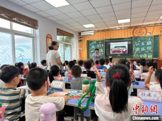圖為衡水市康復街小學，老師講解開學第一課校園紀律與禮儀。徐鵬璐 攝