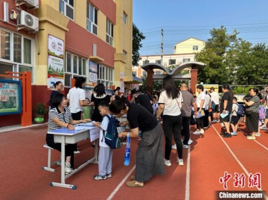 圖為衡水市康復街小學，正在簽到的小學生。徐鵬璐 攝