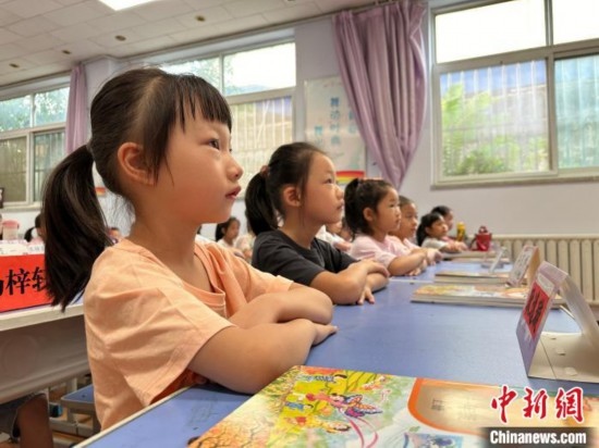 圖為衡水市康復街小學，小學生聽老師講開學第一課內(nèi)容。徐鵬璐 攝