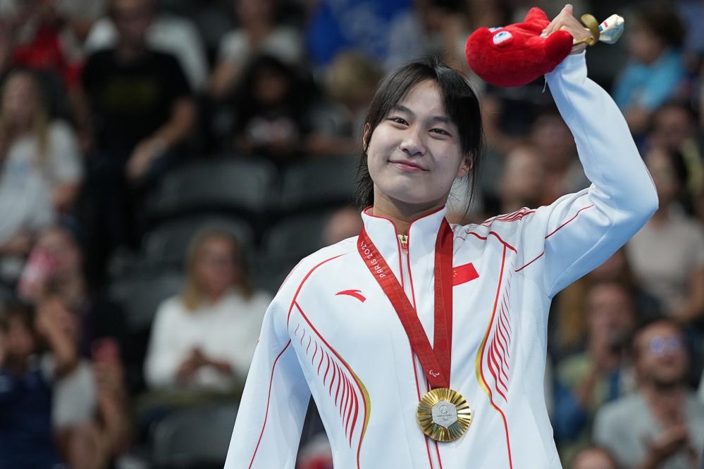 9月4日，蔣裕燕在巴黎殘奧會游泳女子100米自由泳S7級頒獎儀式上。新華社記者 熊琦 攝