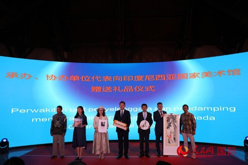 在展覽開幕式現(xiàn)場，本次展覽的承辦、協(xié)辦單位代表向印尼國家美術(shù)館贈送禮品。人民網(wǎng)記者 曹師韻攝