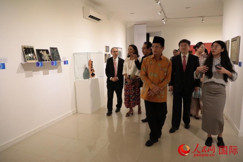 參加開幕式的嘉賓參觀展覽。人民網(wǎng)記者曹師韻攝