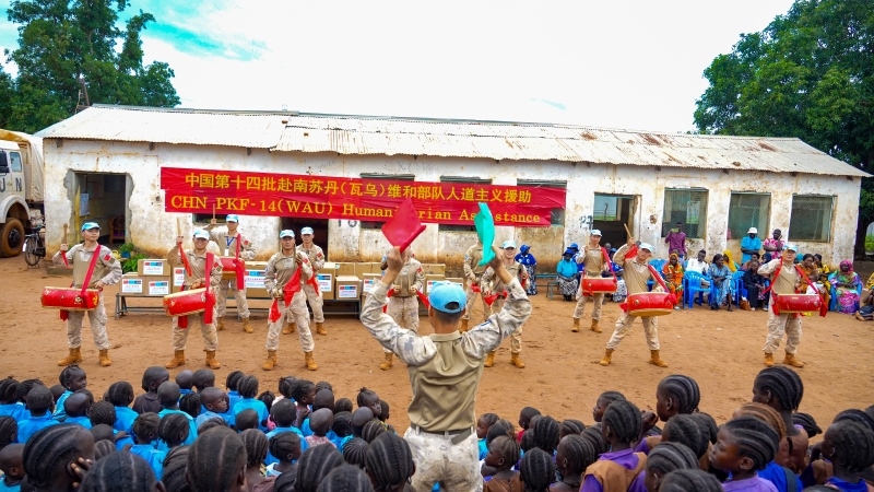 進(jìn)行傳統(tǒng)鑼鼓表演。鄧原淘攝