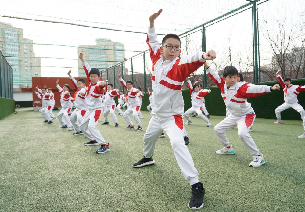 2024年2月21日，在人大附中實(shí)驗(yàn)小學(xué)，學(xué)生們?cè)隗w育課中進(jìn)行武術(shù)練習(xí)。新華社記者 任超 攝