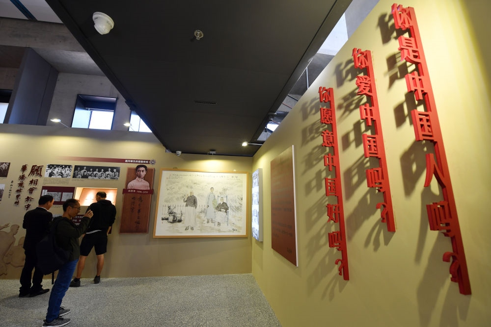 在南開大學(xué)海冰樓內(nèi)，墻上掛著“愛國(guó)三問”（2019年10月14日攝）。新華社記者 李然 攝