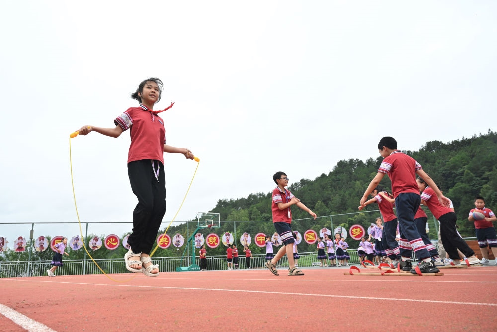 在廣西桂林市龍勝各族自治縣龍勝鎮(zhèn)第二小學(xué)，學(xué)生在大課間跳繩（2024年6月26日攝）。新華社記者 姜克紅 攝
