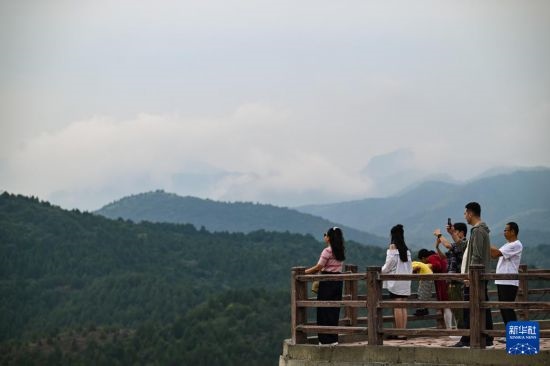 9月7日，市民游客在天津市薊州區(qū)漁陽(yáng)鎮(zhèn)西井峪村欣賞云海。