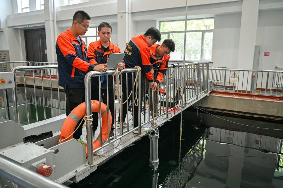 哈爾濱工程大學(xué)水聲工程學(xué)院學(xué)生在進(jìn)行技術(shù)實(shí)驗(yàn)。新華社記者王松 攝