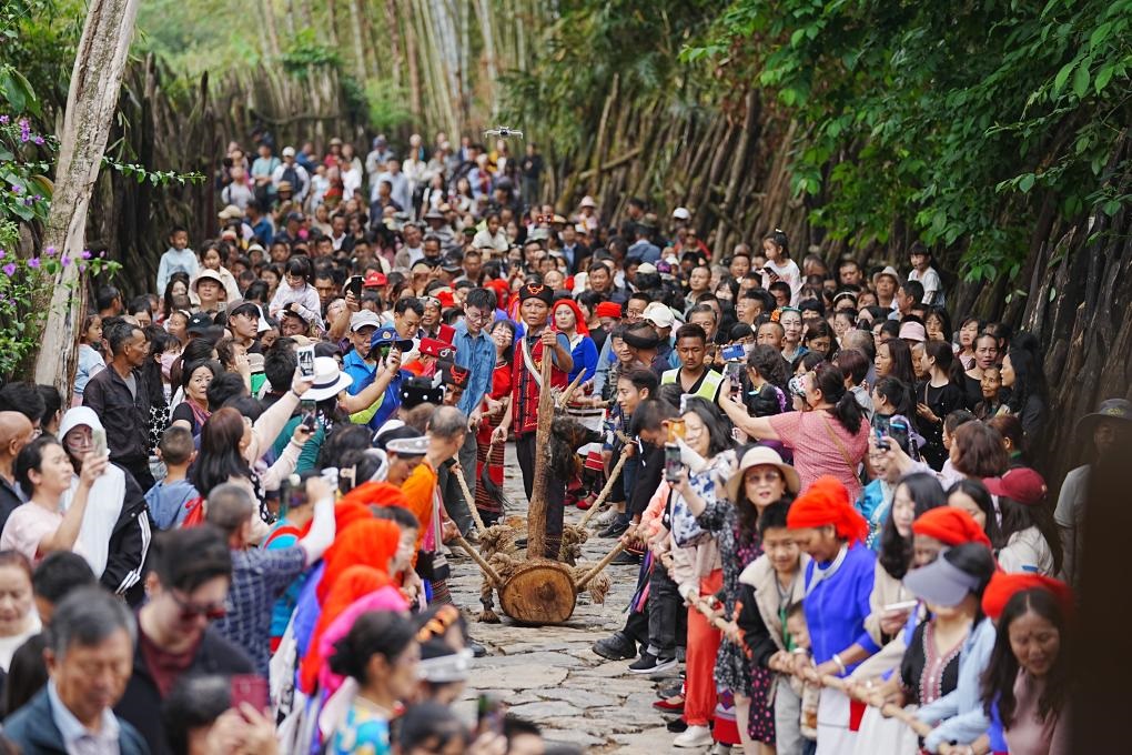 5月3日，各地游客在滄源縣翁丁村和村民一起參加佤族傳統(tǒng)民俗拉木鼓活動(dòng)。（滄源縣融媒體中心供圖）