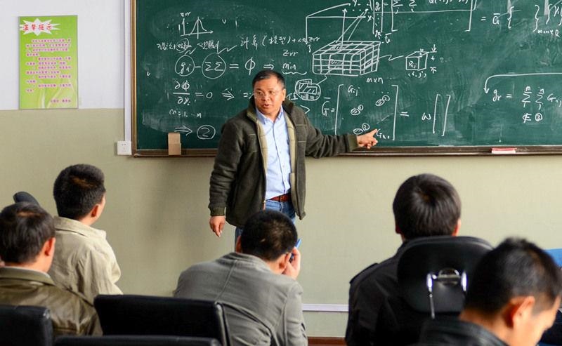 2011年4月，著名地球物理學家黃大年為學生們授課。
