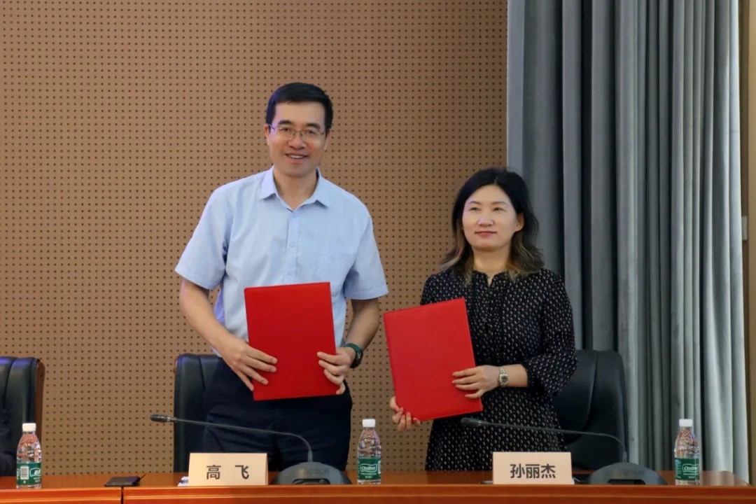 外交學(xué)院副院長(zhǎng)高飛與中國(guó)國(guó)際科學(xué)技術(shù)合作協(xié)會(huì)執(zhí)行副會(huì)長(zhǎng)兼秘書(shū)長(zhǎng)孫麗杰簽署戰(zhàn)略合作備忘錄并啟動(dòng)科技外交官搖籃計(jì)劃。主辦方供圖