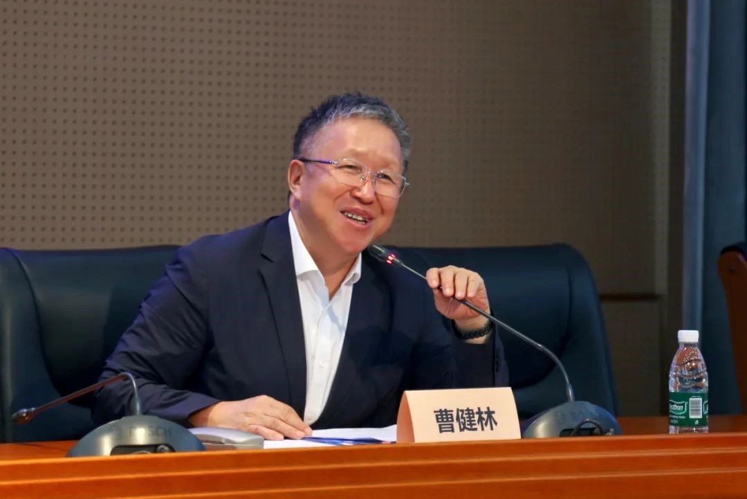 科技部原副部長(zhǎng)、十三屆全國(guó)政協(xié)教科衛(wèi)體委員會(huì)副主任、現(xiàn)任季華實(shí)驗(yàn)室理事長(zhǎng)、主任曹健林致辭。主辦方供圖