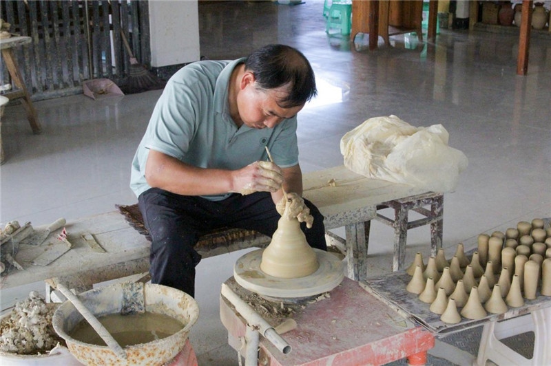陶器是人類社會由舊石器時代發(fā)展到新石器時代的標志之一，也是人類由野蠻走向文明的標志，承載著人類成長進步的記憶。陶藝一條街上，母氏陶藝館內，空氣中彌漫著陶土的芬芳。非遺傳承人母先才展示制陶技術，他神情專注、心無旁騖地打磨手中的陶坯，手中的泥土在旋轉的陶輪上漸漸成型。與土陶相伴近40年的母先才堅守初心，傳承土陶技藝是他作為貴州省級非遺花茂土陶傳承人的“執(zhí)念”與責任。（俄羅斯《俄羅斯報》視覺內容部副主編阿爾圖爾·杰魯諾夫攝）