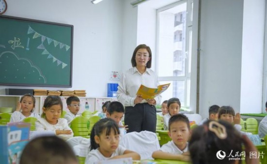 9月9日，黑龍江省哈爾濱市花園小學(xué)，語文老師正在給二年級小學(xué)生們上課。人民網(wǎng)記者 張哲鑫攝