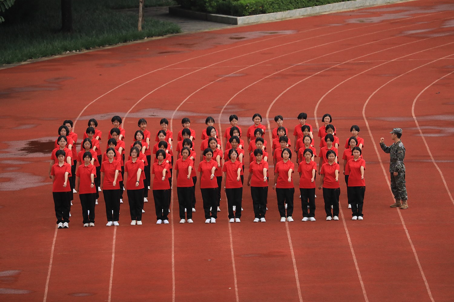 華坪女高2024級新生軍訓(xùn)。華坪縣融媒體中心供圖