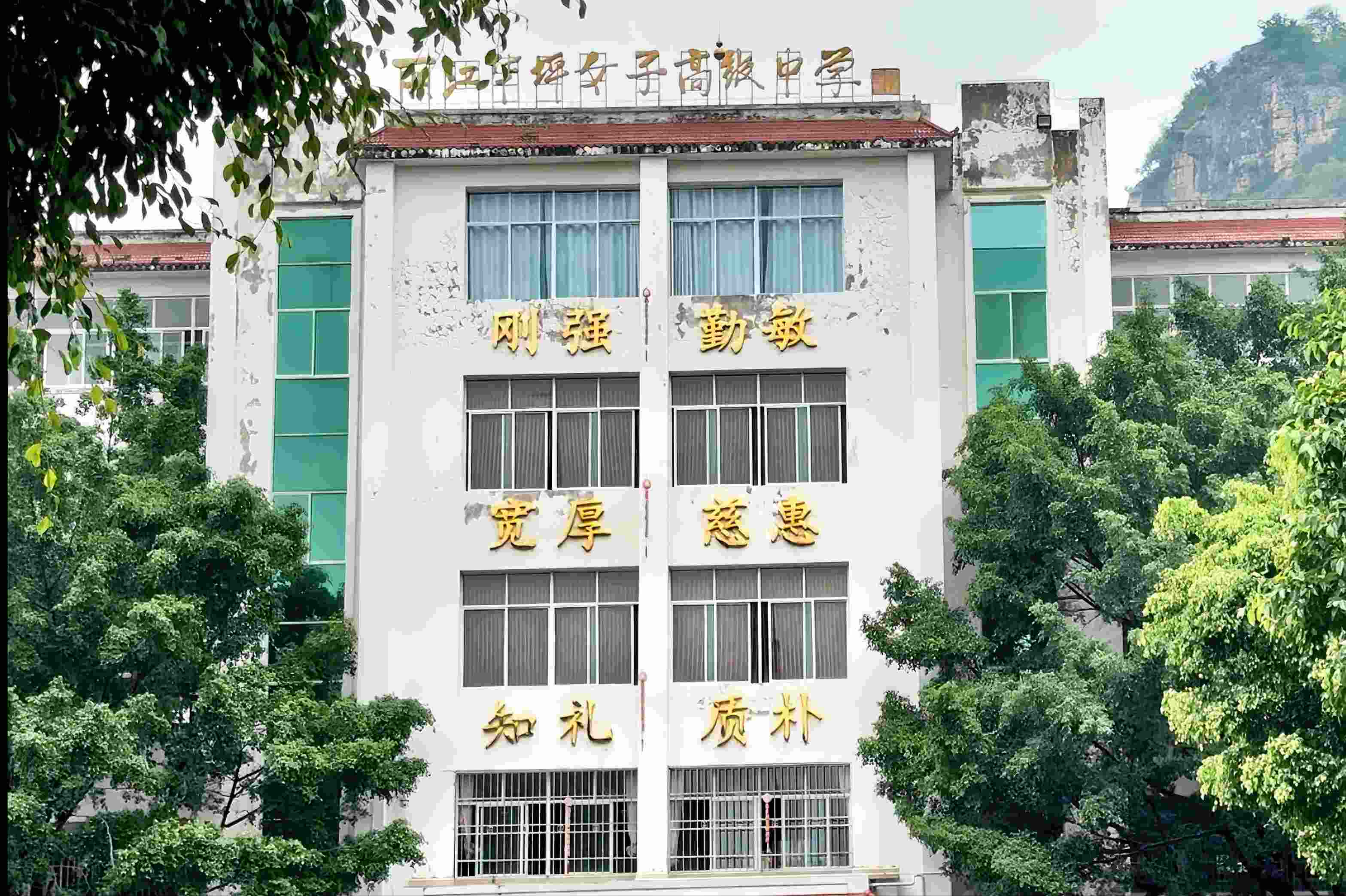 華坪女高教學(xué)樓。人民網(wǎng)記者 劉微攝