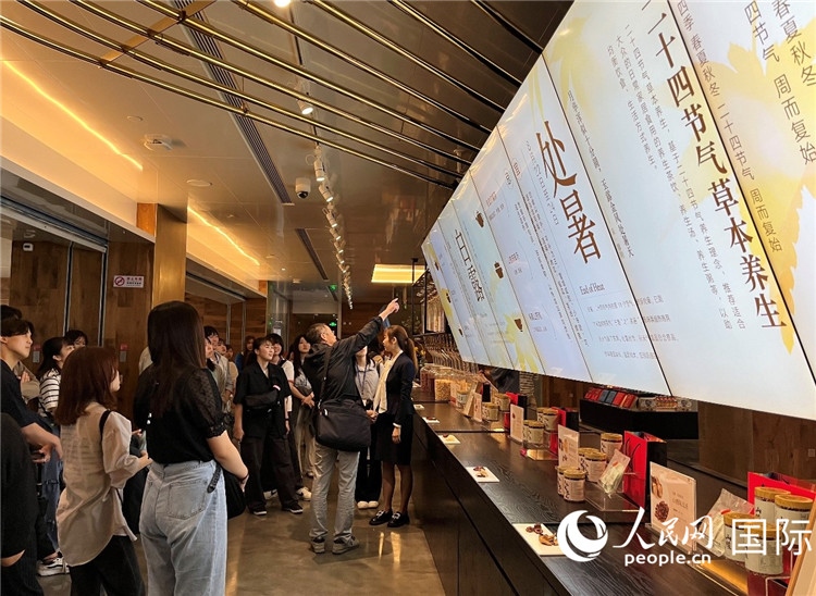2. 日中友好協(xié)會(huì)青年代表團(tuán)一行學(xué)習(xí)24節(jié)氣養(yǎng)生知識(shí)。（人民網(wǎng)記者陳思 攝）