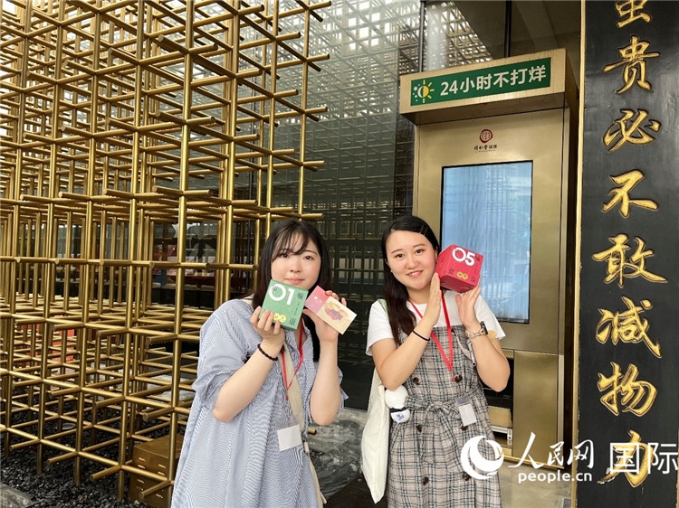 5. 代表團(tuán)團(tuán)員展示通過(guò)無(wú)人售藥機(jī)購(gòu)買的盲盒。（人民網(wǎng)記者陳思 攝）