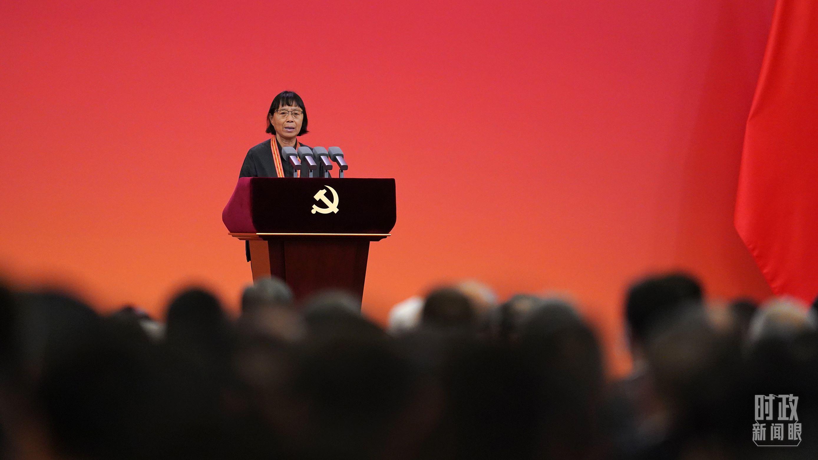  △2021年6月，幫助數(shù)千名貧困山區(qū)女孩圓夢大學的人民教師張桂梅，代表“七一勛章”獲得者發(fā)言。（總臺國廣記者李晉拍攝）
