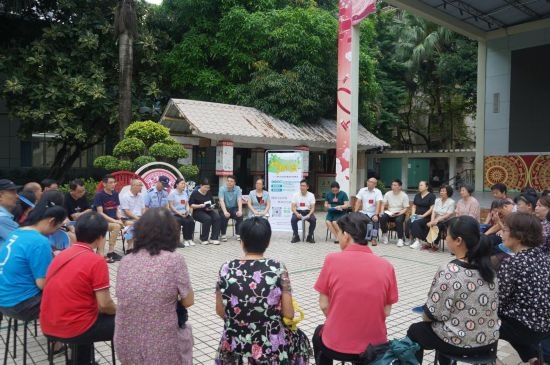  南寧市青秀區(qū)新竹社區(qū)召開(kāi)“竹聲傾談”民情懇談會(huì)。（李抒蓉 攝）
