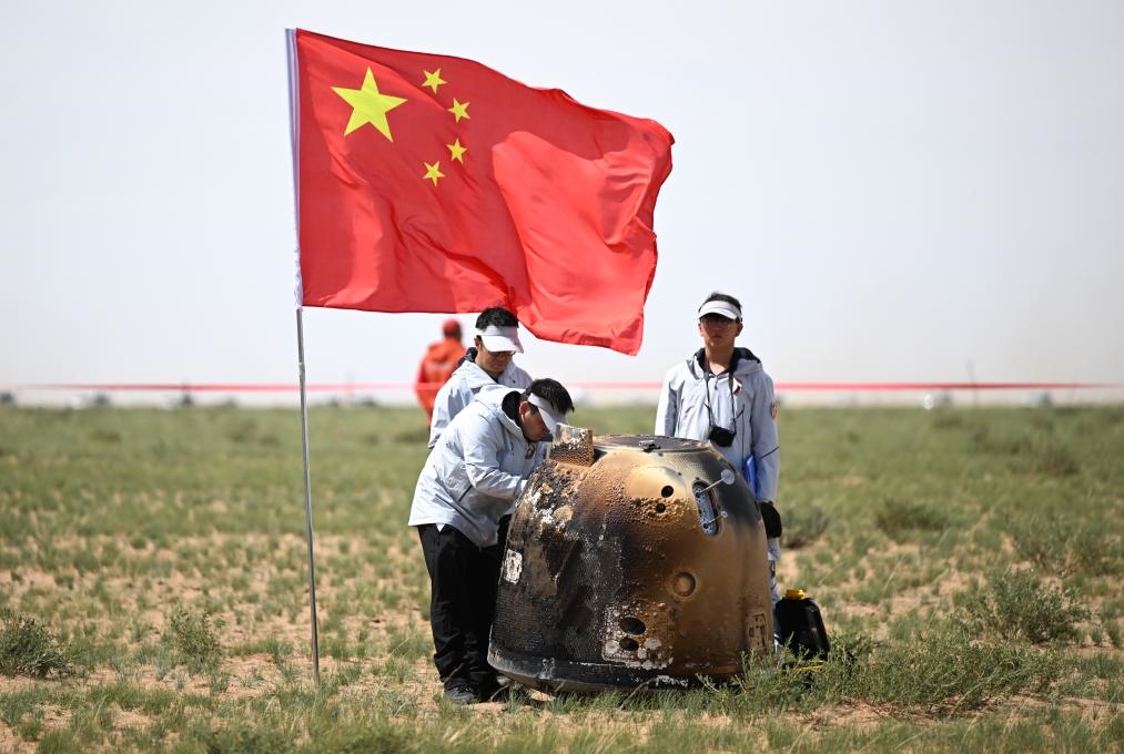 6月25日14時7分，嫦娥六號返回器攜帶來自月背的月球樣品安全著陸在內(nèi)蒙古四子王旗預(yù)定區(qū)域，探月工程嫦娥六號任務(wù)取得圓滿成功。新華社記者 貝赫 攝