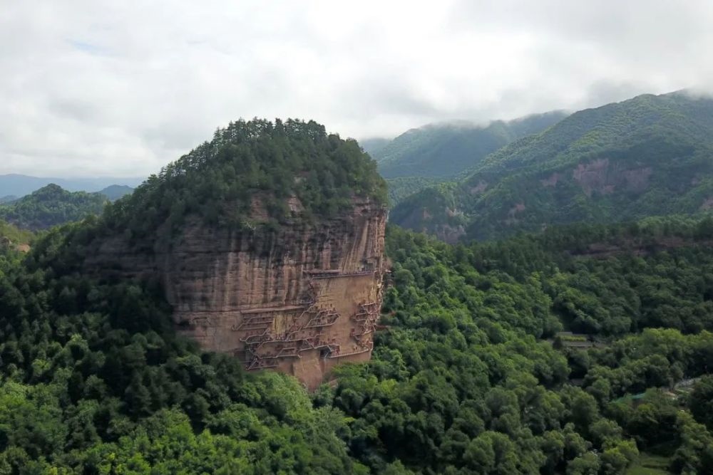 麥積山石窟全景。新華社記者 范培珅 攝