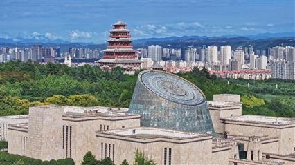 △寶雞青銅器博物院建筑外形運(yùn)用高臺(tái)門闕、青銅厚土的建筑語(yǔ)言，氣勢(shì)恢宏，厚重威嚴(yán)。（總臺(tái)央視記者范凱拍攝）