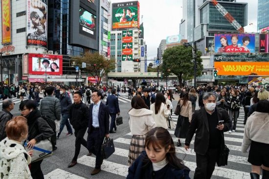 2023年11月15日，人們走過日本東京澀谷車站前的十字路口。新華社記者張笑宇攝