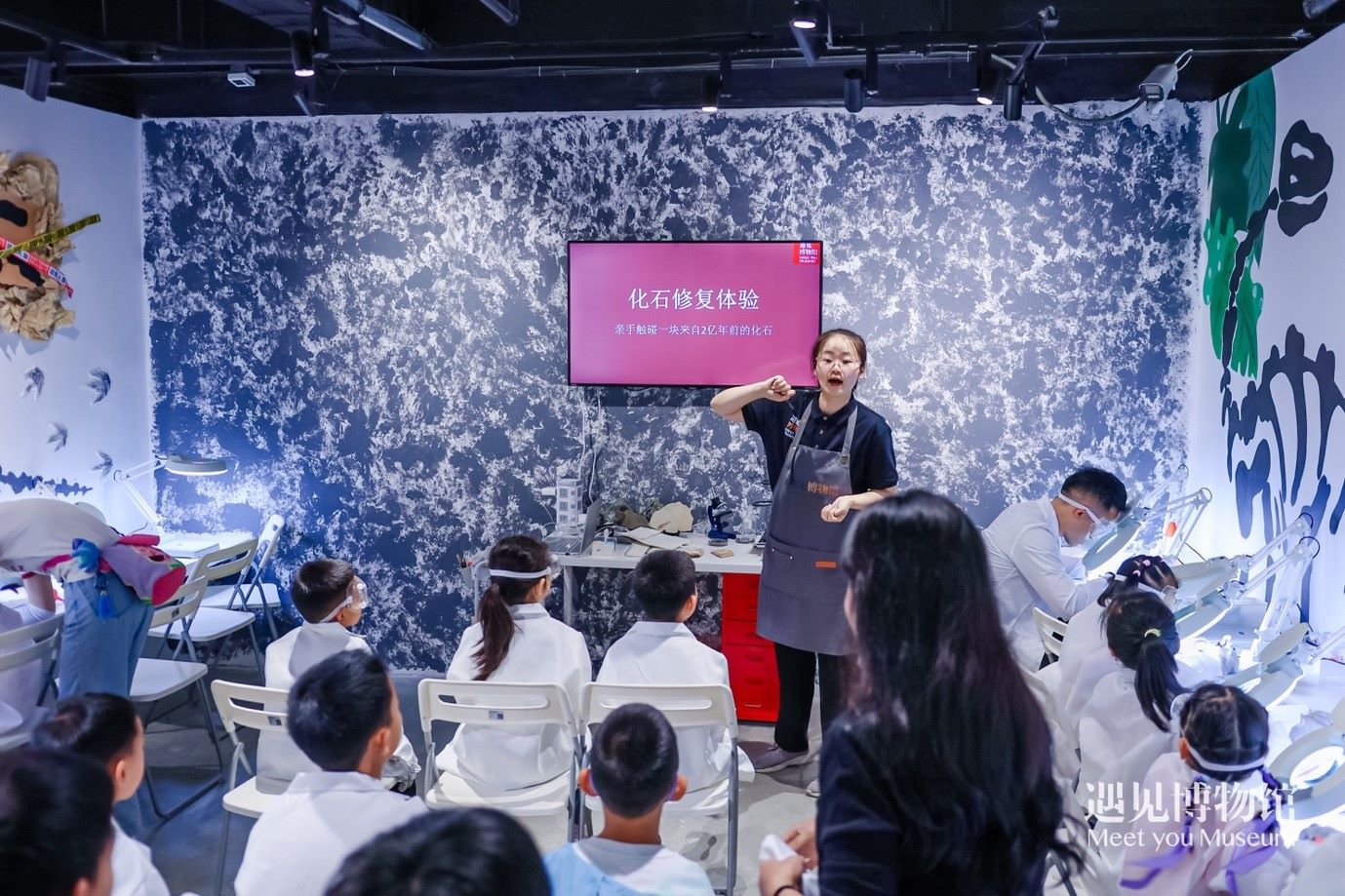 3. 小朋友們在“2億年的地球記憶——恐龍化石特展”體驗(yàn)當(dāng)“小小科學(xué)家”。遇見博物館供圖