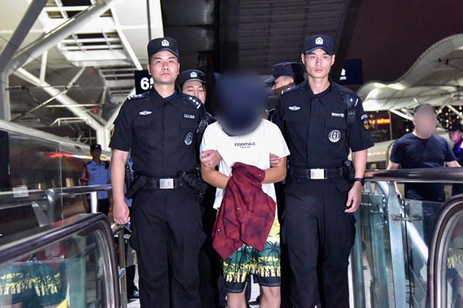 一名潛逃柬埔寨的犯罪嫌疑人被押解回國(guó)。公安部供圖