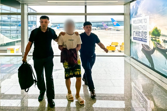 一名潛逃柬埔寨的犯罪嫌疑人被押解回國(guó)。公安部供圖