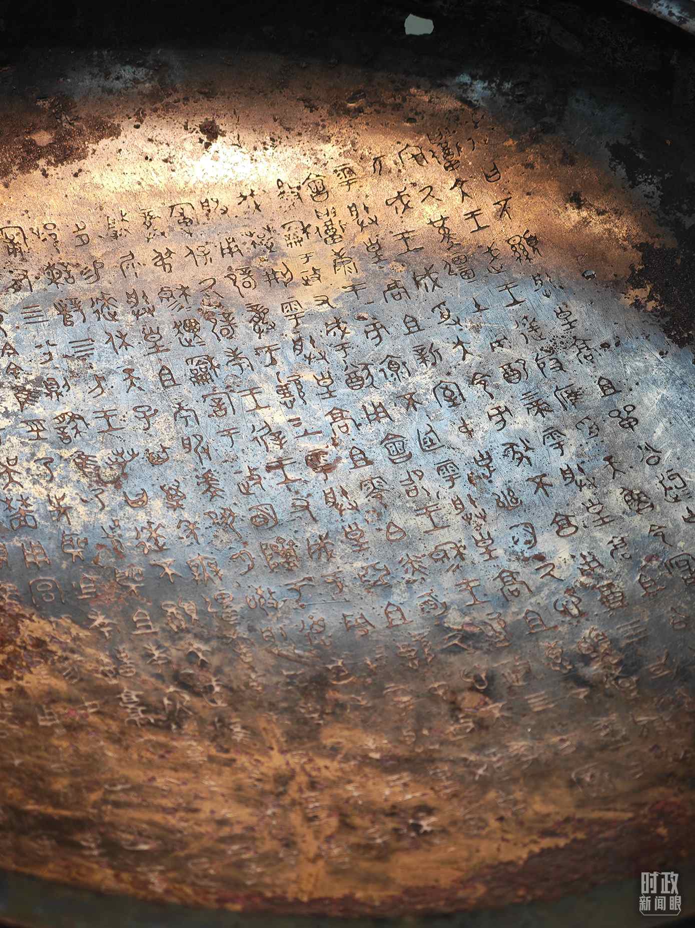 △ 寶雞青銅器博物院內(nèi)展陳——逨盤。（總臺(tái)央視記者丁欣、彭漢明拍攝）