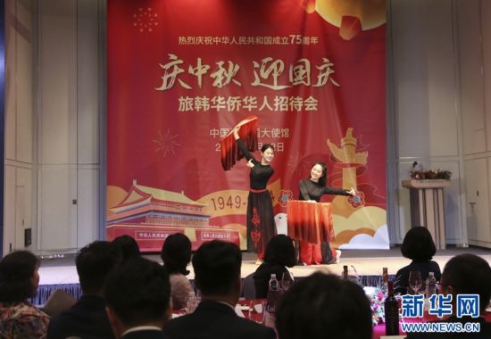 9月12日，藝術(shù)團(tuán)演員在招待會(huì)上表演舞蹈《萬疆》。記者姚琪琳 攝