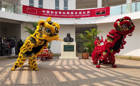 開場(chǎng)舞獅表演。內(nèi)圖大學(xué)孔子學(xué)院供圖