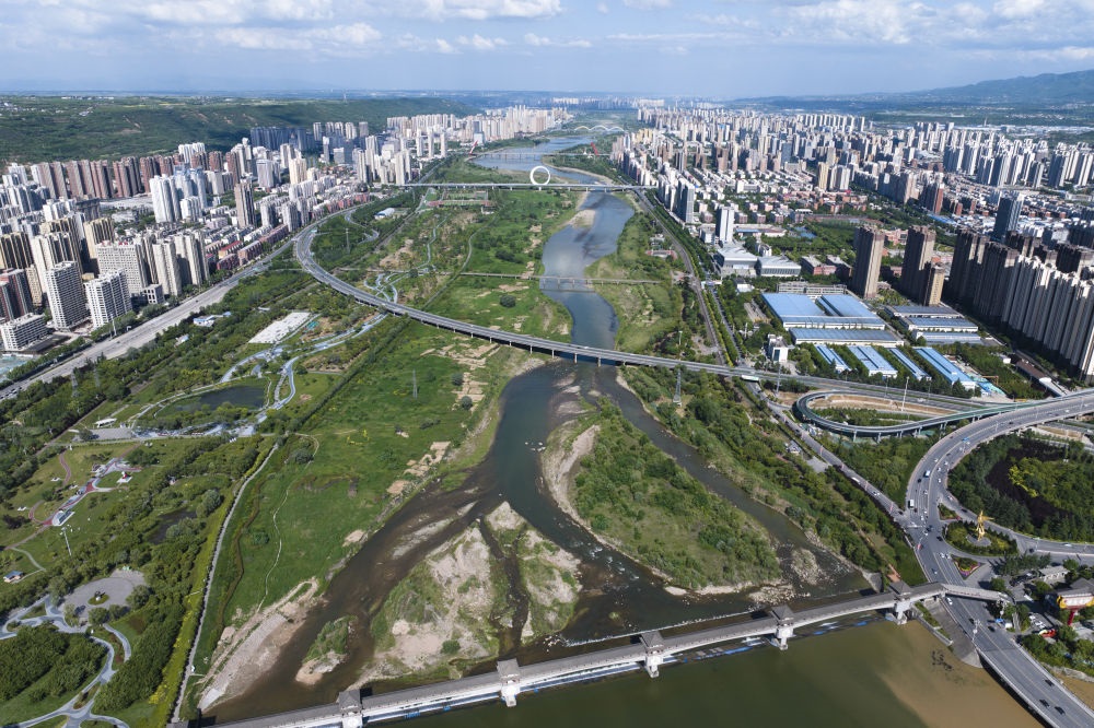 2024年5月9日在陜西省寶雞市拍攝的黃河最大支流渭河沿岸景色（無人機(jī)照片）。